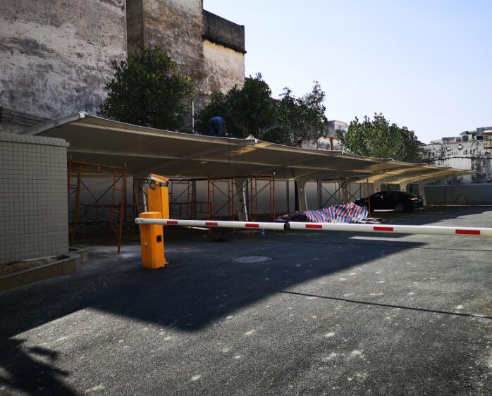 廣東陽(yáng)江張拉膜j結(jié)構(gòu)車棚工程