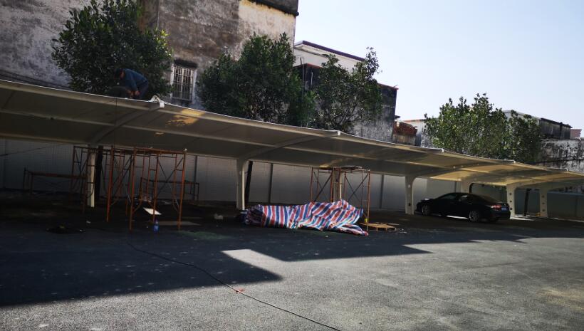 廣東陽(yáng)江張拉膜j結(jié)構(gòu)車棚工程