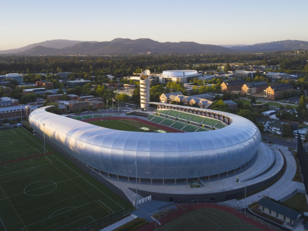 木結(jié)構(gòu)與ETFE膜結(jié)構(gòu)屋面，俄勒岡大學(xué)創(chuàng)新田徑場館